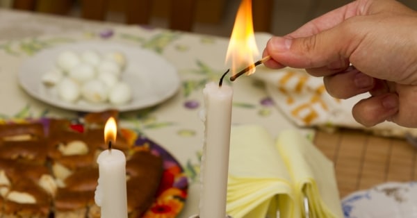 אדם שמדליק נרות שבת
